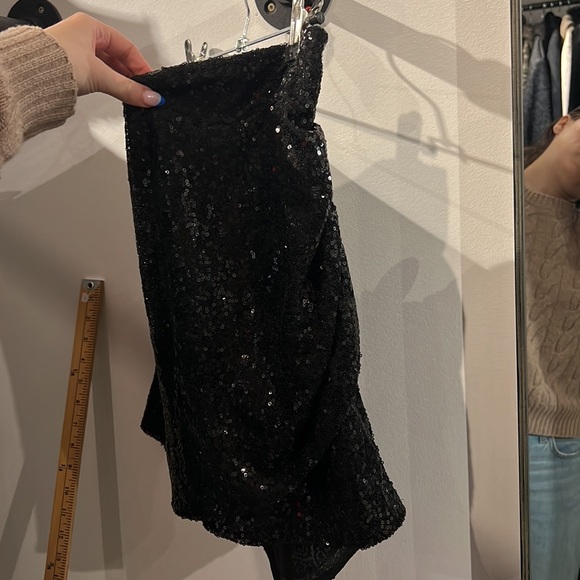 Sequin ruched Mini Skirt with zipper entry - Picture 2 of 3